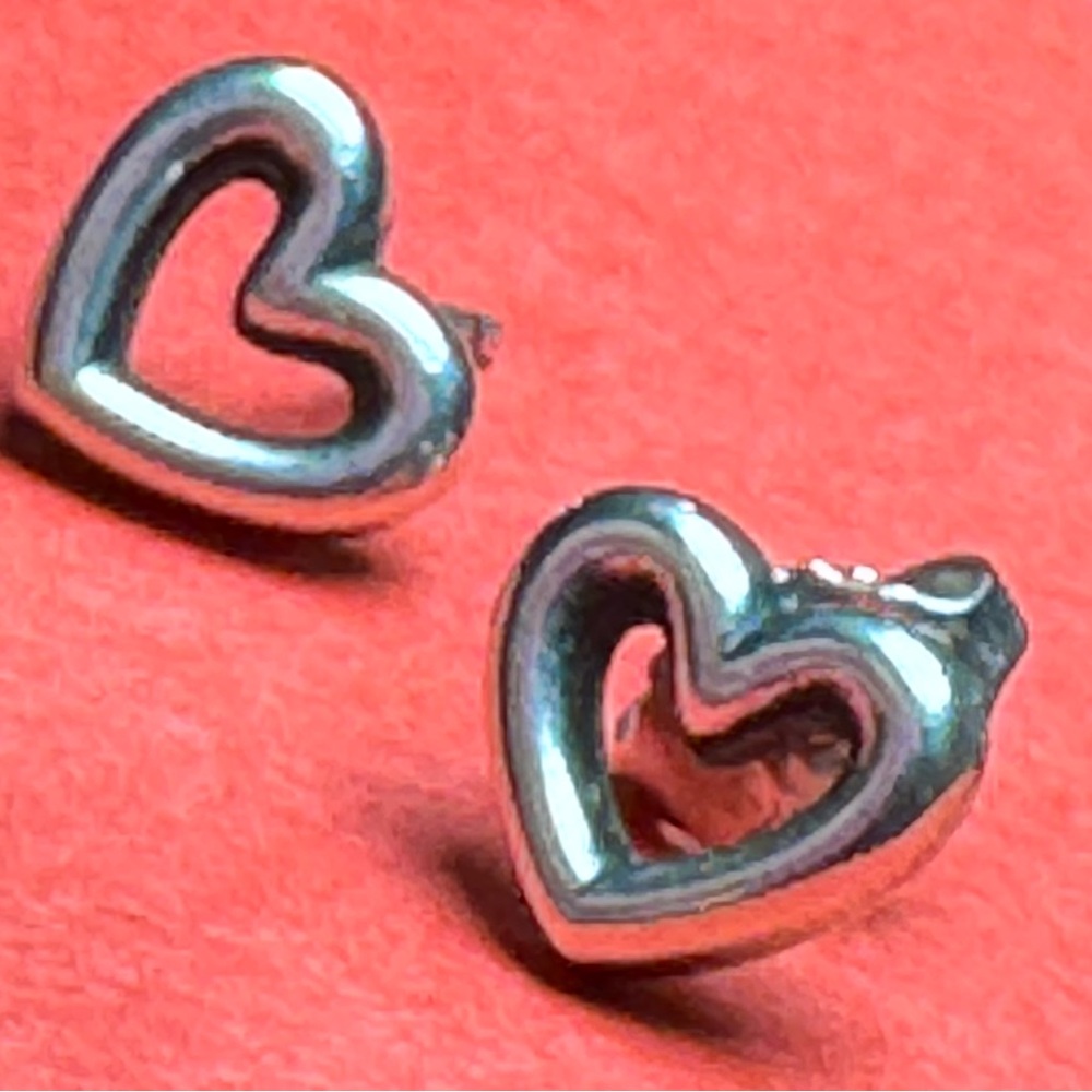 Heart stud earrings